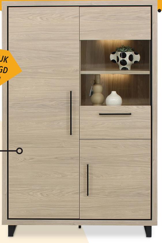 Wandkast LATINA Misty Oak B115 De wandkast LATINA is een prachtige aanvulling op je interieur. Met een breedte van 115 cm biedt deze kast voldoende opbergruimte achter de drie deuren en twee nissen. De naturel afwerking gecombineerd met de zwarte poten en handgrepen geeft de Latina een moderne, maar toch warme uitstraling. Deze kast past perfect bij de andere artikelen uit de Latina collectie, waardoor je een harmonieuze en stijlvolle inrichting kunt creëren. Het slimme ontwerp zorgt ervoor dat je spullen netjes opgeborgen zijn, terwijl de strakke lijnen en subtiele kleuraccenten bijdragen aan een eigentijdse look.&nbsp;