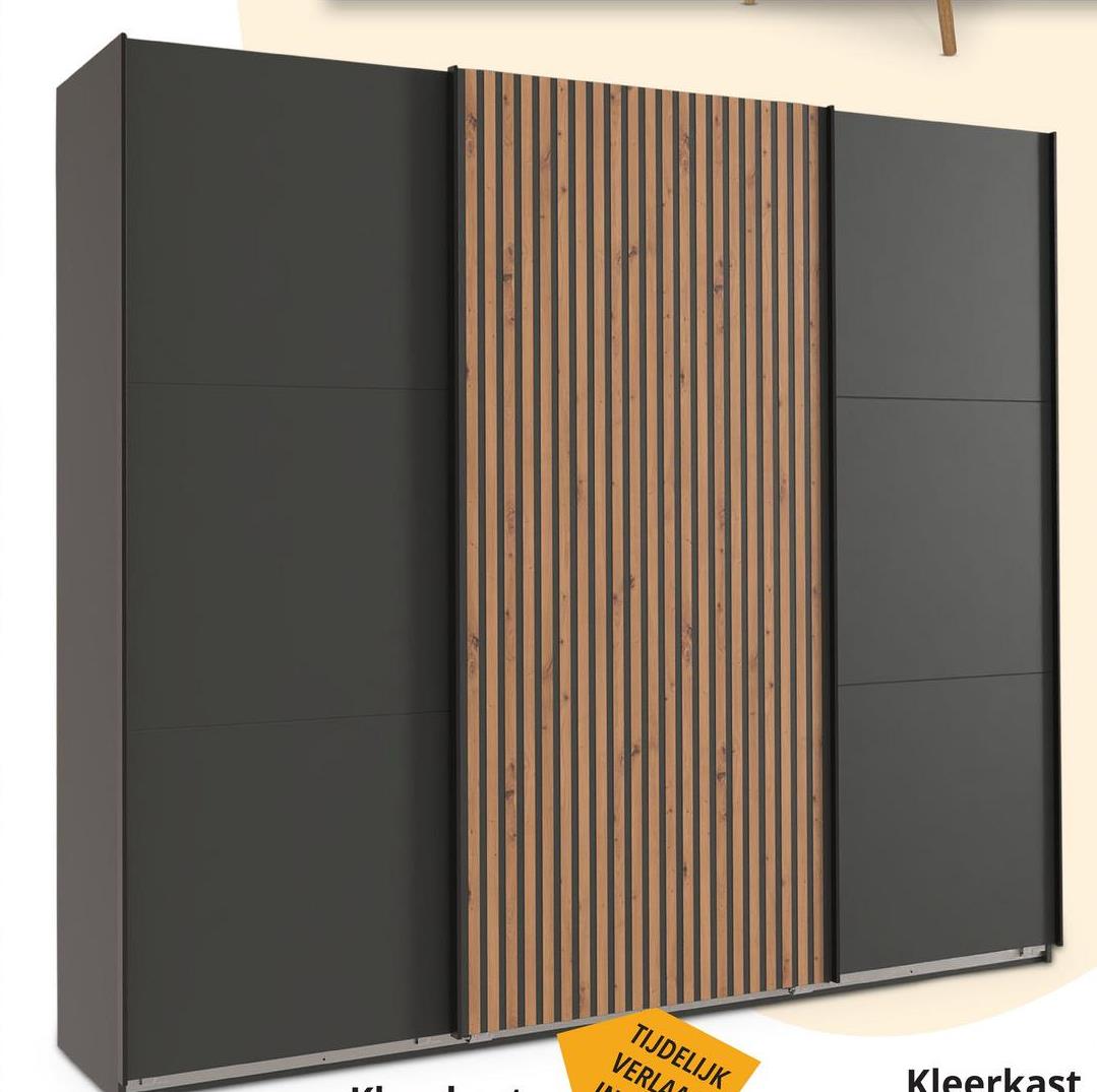 Kleerkast GERONA Grafiet/Artisan Eik B250 Stel je voor: de perfecte combinatie van stijl, functionaliteit en verfijning - dat is kleerkast GERONA. Met zijn indrukwekkende afmetingen van 250 cm breed, 216 cm hoog en 65 cm diep is deze schuifdeurkast een meesterwerk van opbergruimte. Maar het zijn de details die het echt opvallend maken.Twee schuifdeuren in een verleidelijk matzwarte afwerking voegen een eigentijds randje toe, terwijl één schuifdeur met artisan eiken verticale latjes een vleugje natuurlijke elegantie brengt. Het resultaat is een harmonieus samenspel van texturen en tinten, dat je slaapkamer transformeert tot een oase van rust.Binnenin bieden de drie ruime compartimenten een georganiseerde oplossing voor je kledingcollectie. Elke compartiment is slim voorzien van een legplank en een kledingroede, waardoor je jouw outfits gemakkelijk kunt ordenen en bereiken. Geen gedoe meer om je favoriete kledingstuk te vinden!