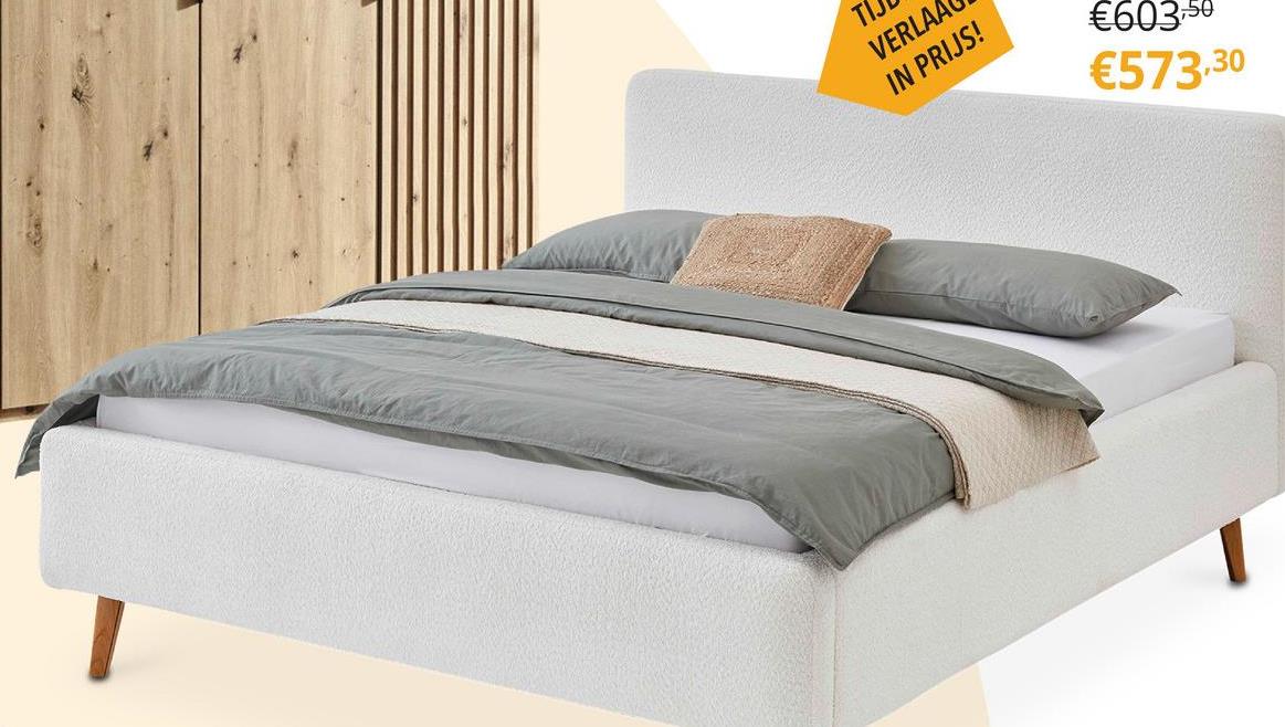 Bedkader MATTI Abriamo Beige 180x200 Betreed de betoverende wereld van bedkader MATTI, waar Scandinavische charme en eigentijdse elegantie samenkomen. Dit bed omarmt je slaapkamer met zijn eenvoudige, maar trendy ontwerp, waardoor een knusse oase van rust ontstaat.Het moderne stoffering, het aangenaam hoge hoofdbord en de kenmerkende houten poten voegen stijlvolle accenten toe aan de algehele uitstraling. MATTI belichaamt niet alleen design, maar ook comfort met zijn afgeronde vormen die een zachte, uitnodigende sfeer creëren. Het is alsof dit bed je uitnodigt om snel in de wereld van dromen te duiken.Prijs exclusief lattenbodem en matras.