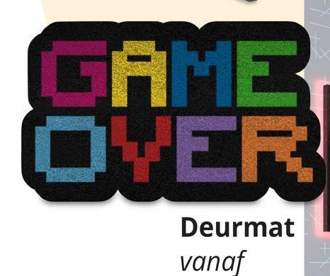 Deurmat GAME OVER Multi De deurmat GAME OVER is een speelse en kleurrijke toevoeging aan elke drempel. Gemaakt van duurzaam kokosmateriaal, is deze deurmat niet alleen functioneel maar ook een echte blikvanger. De mat heeft de vorm van de tekst "GAME OVER" in levendige, kleurrijke letters, wat elke bezoeker meteen een glimlach bezorgt.Deze stevige deurmat is perfect voor gamers en liefhebbers van retro-arcade-stijl. Hij houdt vuil en stof buiten de deur terwijl hij een unieke en vrolijke touch aan je entree geeft. Maak van je huis een game-paradijs vanaf de voordeur met de opvallende en duurzame GAME OVER deurmat.