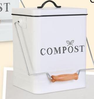 Compostemmer COMPOST 5l RH Met. Wit/Zwart De rechthoekige compostemmer COMPOST, gemaakt van wit metaal, is een praktische oplossing voor het verzamelen van keukenafval. Met een inhoud van 5 liter biedt deze emmer voldoende ruimte voor je dagelijkse compost. De tekst "COMPOST" staat duidelijk in het zwart op de voorkant, wat de functie van de emmer meteen duidelijk maakt.De emmer is voorzien van een deksel, wat helpt om geurtjes binnen te houden en insecten weg te houden. Het handvat, uitgerust met een handige houten greep, maakt het gemakkelijk om de emmer te dragen en te legen. Deze compostemmer is ideaal voor in de keuken, waar hij je helpt om afval op een nette en georganiseerde manier te verzamelen en bij te dragen aan een groenere leefstijl.