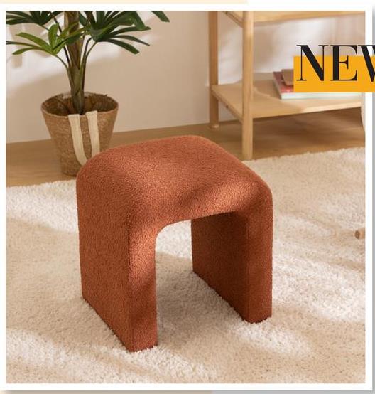 Pouf SEVGIR U-vorm Bouclé Terracotta De Pouf SEVGIR in een hedendaagse bouclé terracotta stof is een uitnodigende toevoeging aan jouw leefruimte. Met zijn zachte, weelderige textuur en comfortabele vorm nodigt deze pouf je uit om te ontspannen en tot rust te komen na een lange dag. Of je nu je voeten wilt laten rusten na een drukke dag of een extra zitplaats nodig hebt voor gasten, deze pouf biedt de perfecte oplossing.Zijn warme terracotta kleur voegt een kleurrijke touch en gezelligheid toe aan elke kamer. Met de Pouf SEVGIR haal je niet alleen een praktisch meubelstuk in huis, maar ook een stijlvol accent dat je interieur verrijkt.