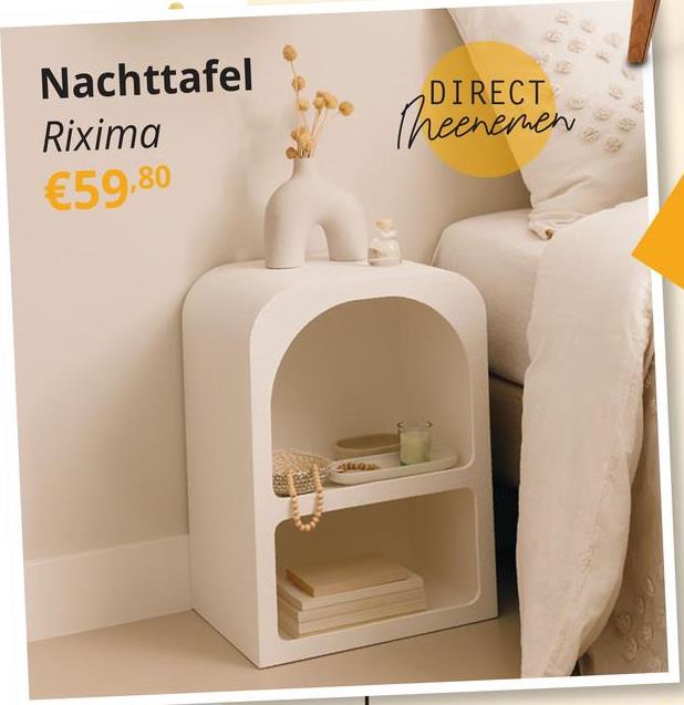 Nachttafel RIXIMA Wit De RIXIMA nachttafel is een stijlvolle toevoeging aan elk interieur. Dit nachttafeltje met afgeronde vormen, uitgevoerd in wit MDF, biedt twee vakken voor het opbergen en tentoonstellen van jouw favoriete slaapkamer-items. De afgeronde details geven het een moderne en verfijnde uitstraling, waardoor het perfect past in diverse woonstijlen.