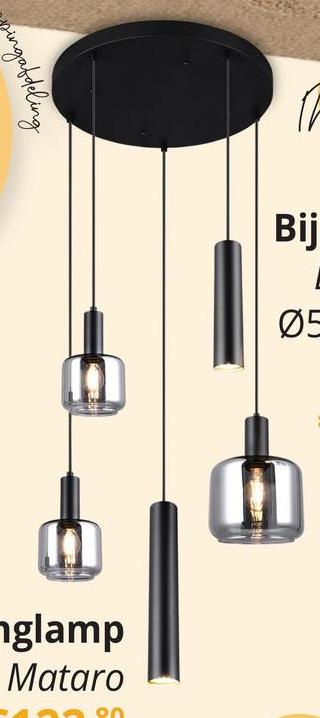 Hanglamp MATARO 5Del. Zwart De MATARO vijflichts pendelarmatuur maakt indruk met haar moderne en elegante design. Het combineert twee slanke metalen armaturen met drie glazen elementen, die samen zorgen voor een bijzondere lichtverdeling en fascinerende reflecties in de ruimte. De harmonieuze combinatie van deze materialen maakt de lamp een stijlvolle blikvanger boven elke eettafel. Het metaal is matzwart, terwijl de glazen elementen zijn verchroomd, waardoor de armatuur een subtiele glans en een licht spiegeleffect krijgt.&nbsp;