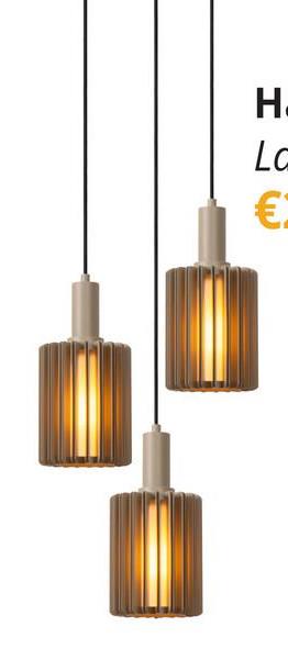 Hanglamp LAMBRES 3Del. Rond Taupe Met de LAMBRES hanglamp haal je gegarandeerd stijlvolle verlichting in huis. Deze klassevolle lamp met drie pendels is een echte blikvanger. Elke pendel is voorzien van een fijn metalen frame met subtiele lamellen, waarin een diffuser van ijsmat glas is verwerkt. Dit zorgt ervoor dat er altijd een zacht, gedempt warm wit licht door de ruimte verspreid wordt, perfect om een warme en uitnodigende sfeer te creëren.&nbsp;De hoogte van de pendels is eenvoudig aan te passen bij installatie, waardoor je de lamp volledig kunt afstemmen op jouw ruimte en stijl. Sluit de Lambres hanglamp bovendien aan op een dimmer, en geniet van een gezellige, intieme sfeer wanneer je maar wilt. Hang hem boven de eettafel, in de woonkamer of in de hal en laat je interieur stralen met deze stijlvolle lamp.