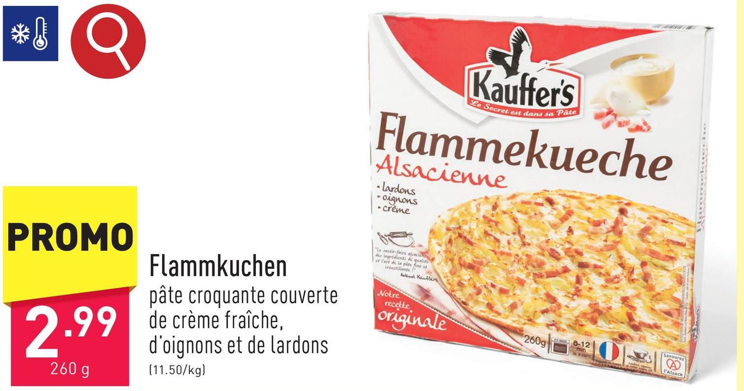 Flammkuchen pâte croquante couverte de crème fraîche, d’oignons et de lardons