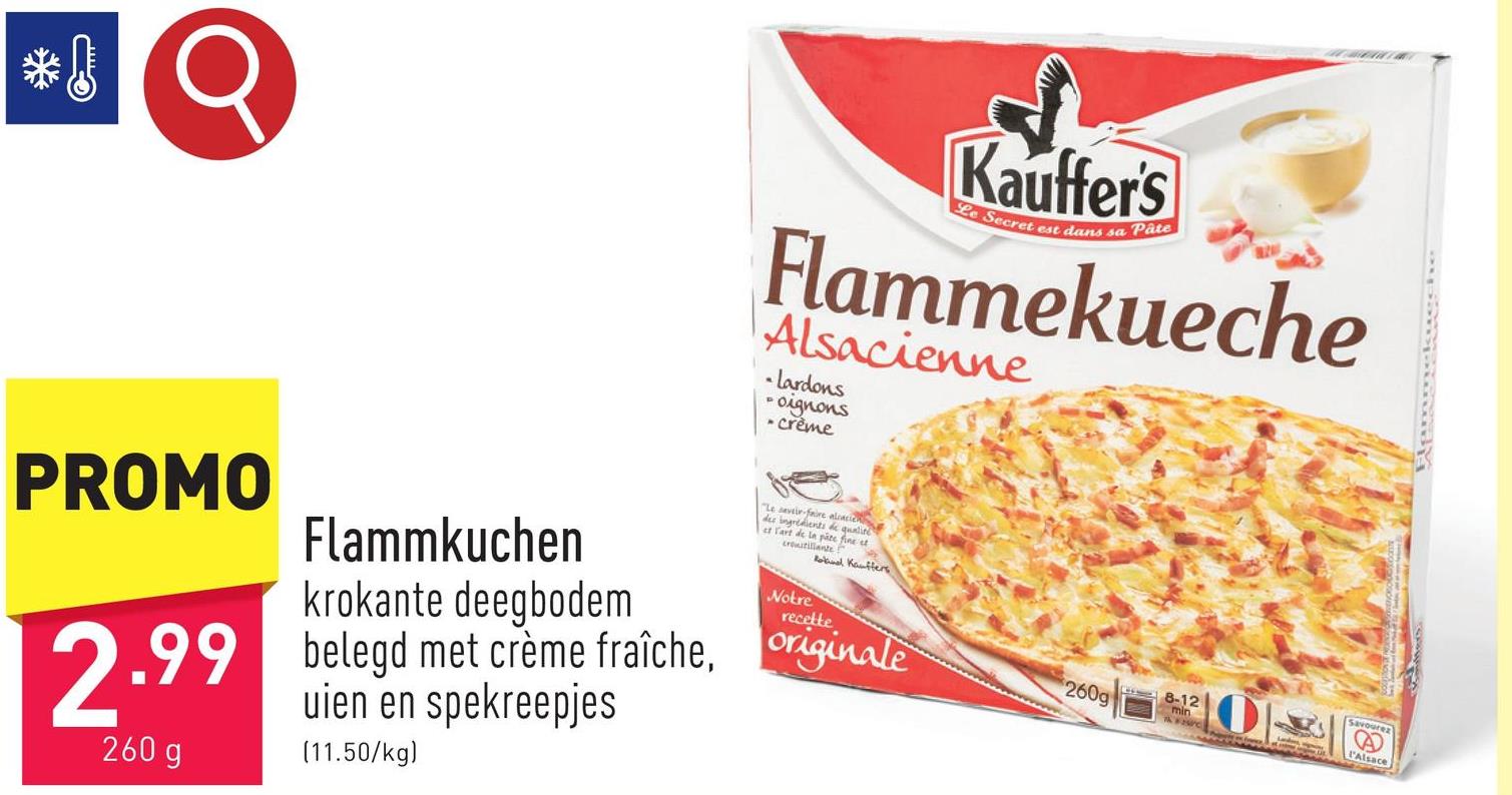 Flammkuchen krokante deegbodem belegd met crème fraîche, uien en spekreepjes