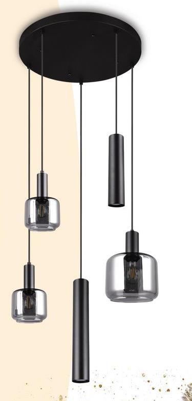 Hanglamp MATARO 5Del. Zwart De MATARO vijflichts pendelarmatuur maakt indruk met haar moderne en elegante design. Het combineert twee slanke metalen armaturen met drie glazen elementen, die samen zorgen voor een bijzondere lichtverdeling en fascinerende reflecties in de ruimte. De harmonieuze combinatie van deze materialen maakt de lamp een stijlvolle blikvanger boven elke eettafel. Het metaal is matzwart, terwijl de glazen elementen zijn verchroomd, waardoor de armatuur een subtiele glans en een licht spiegeleffect krijgt.&nbsp;