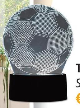 Tafellamp SOCCER BALL 3D Led Ontdek de magie van de SOCCER BALL tafellamp! Deze lamp creëert een levensechte illusie van een voetbal zodra het licht aangaat, dankzij de optische acrylplaat met lasergravure die een verbluffend 3D-visueel effect opwekt. Hoewel het 3D-effect alleen visueel is, biedt het een ongeëvenaarde ervaring die de verbeelding van zowel jong als oud prikkelt.De Soccer Ball tafellamp is niet alleen een prachtig decoratief stuk, maar ook het perfecte cadeau voor voetballiefhebbers van alle leeftijden.Met de mogelijkheid om de kleuren te veranderen via de bijgeleverde afstandsbediening (7 kleuren) en de touch-gevoelige basis, kun je eenvoudig de perfecte sfeer creëren.