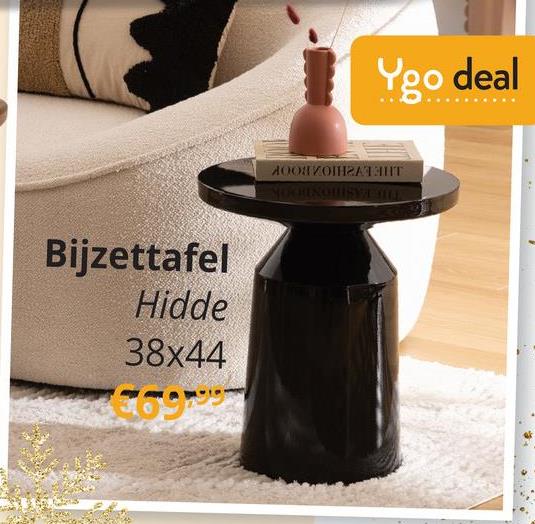 Bijzettafel HIDDE Zwart De HIDDE bijzettafel in zwart voegt een modern en verfijnd accent toe aan elke ruimte. Met zijn glanzende afwerking en unieke vorm is deze tafel een echte blikvanger naast je zetel of fauteuil. De compacte hoogte van 44 cm maakt hem perfect om je favoriete boek, een kop koffie of een decoratief item binnen handbereik te houden. Ideaal voor liefhebbers van minimalistisch design die op zoek zijn naar een veelzijdig meubelstuk.