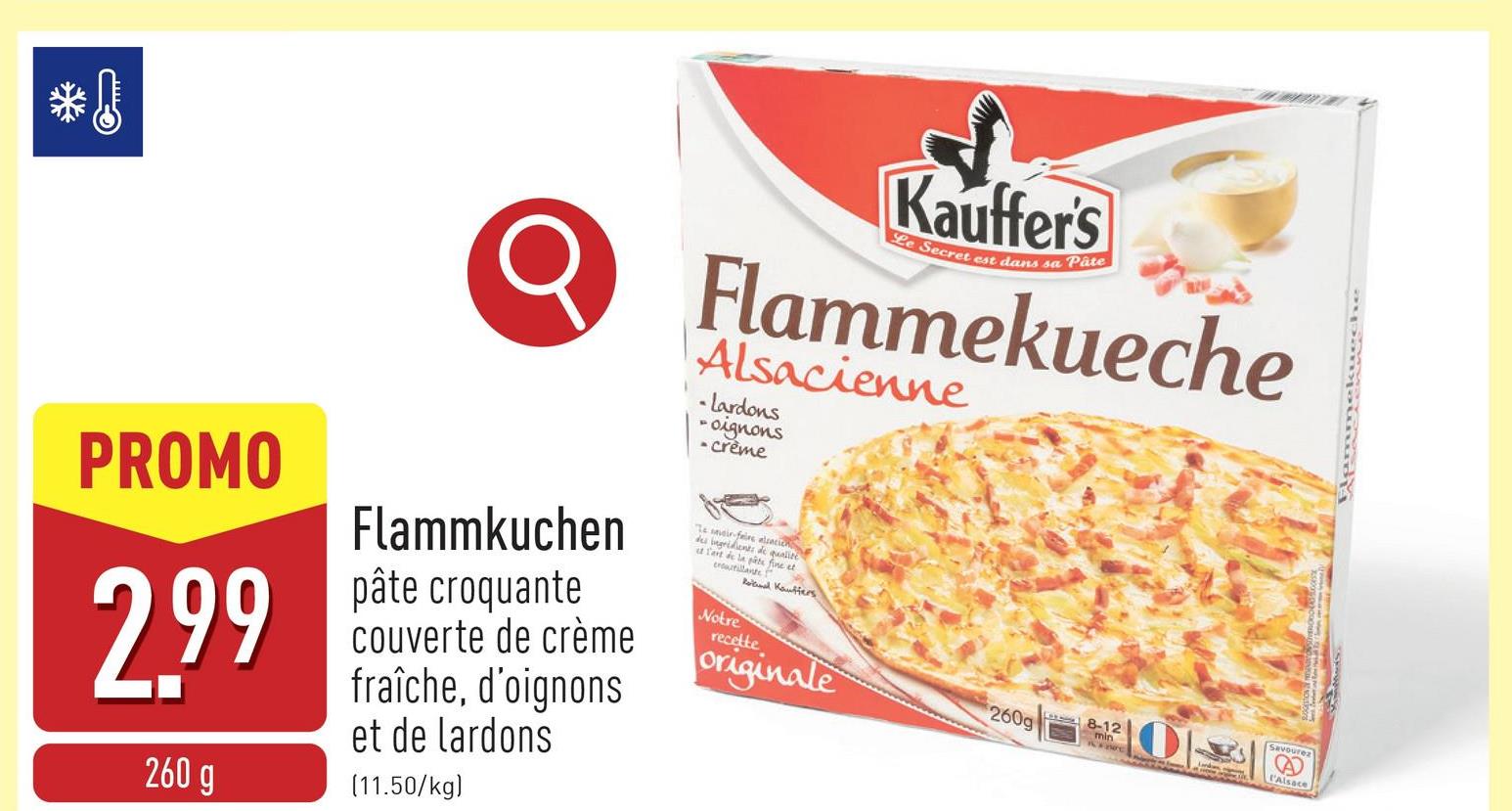 Flammkuchen pâte croquante couverte de crème fraîche, d’oignons et de lardons