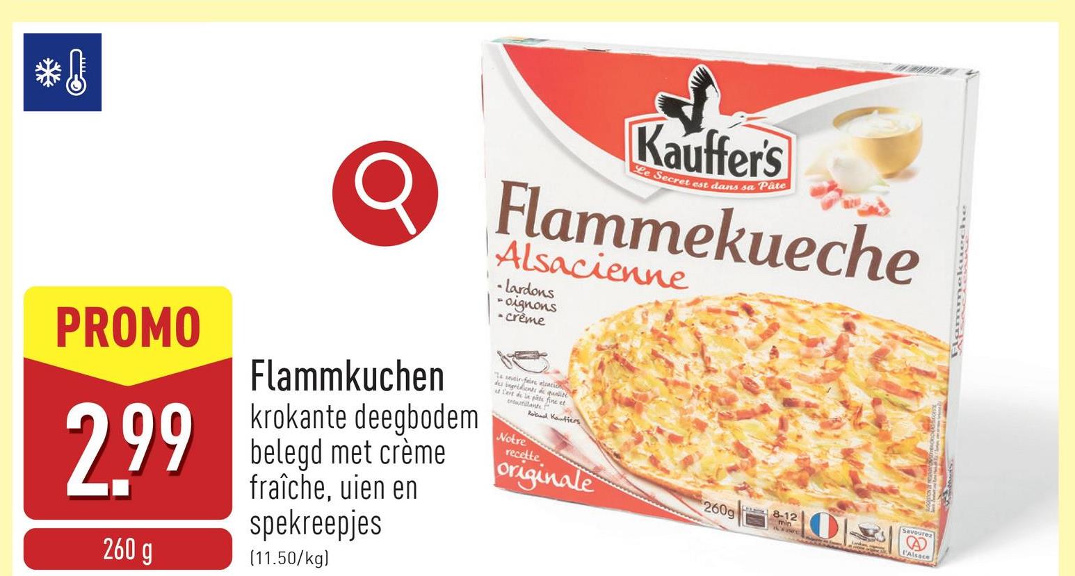 Flammkuchen krokante deegbodem belegd met crème fraîche, uien en spekreepjes