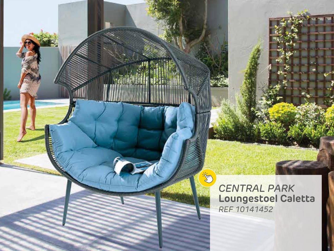 Central Park loungestoel Caletta 107x118x150cm Creëer een ontspannen en gezellige zithoek met de Central Park loungestoel Caletta. Met een eigentijds ontwerp en hoogwaardige materialen biedt deze stoel een comfortabele en stijlvolle plek om tot rust te komen.<br><br>De stoel heeft een stevig stalen frame met een donkergrijze e-coating voor duurzaamheid en bescherming tegen de elementen. Geniet van het comfortabele zitoppervlak met een diameter van 90 centimeter. Het wicker is gemaakt van hoogwaardig materiaal voor een eigentijdse uitstraling. Het zitkussen biedt extra comfort en heeft een aantrekkelijke lichtblauwe kleur. Met een grootte van 107 x 118 x 150 centimeter voegt deze stoel een vleugje elegantie toe aan je buitenruimte.